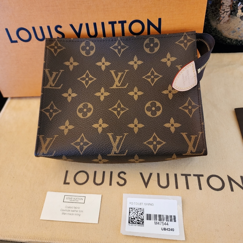 ❗️SOLD❗️ Louis Vuitton Toiletry 19 monogram pouch